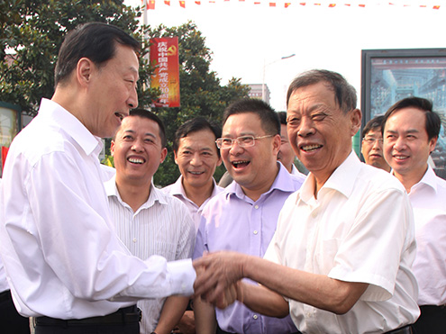 江蘇省委羅志軍書(shū)記調(diào)研長(zhǎng)江村