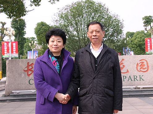 時(shí)任江蘇省委常委、無(wú)錫市委書(shū)記黃莉新與老書(shū)記合影留念